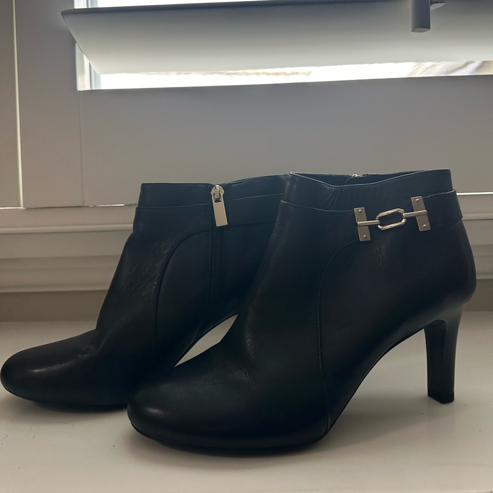 Heeled black ankle booties